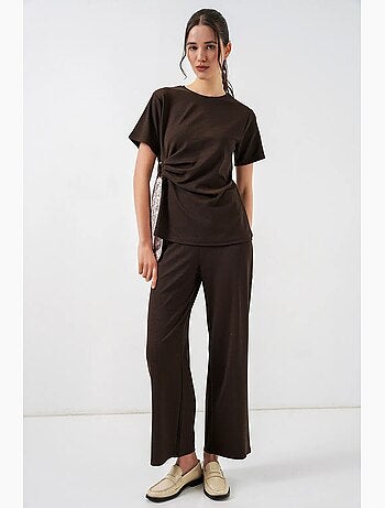 Conjunto acanalado con pantalón de pernera ancha y detalle de lazada bdart