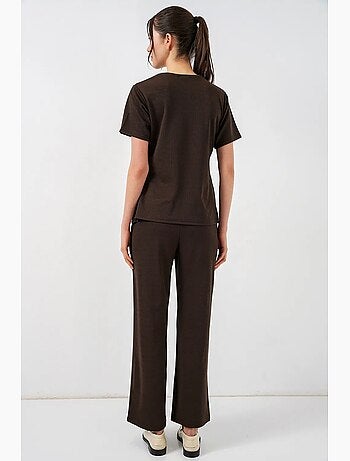 Conjunto acanalado con pantalón de pernera ancha y detalle de lazada bdart
