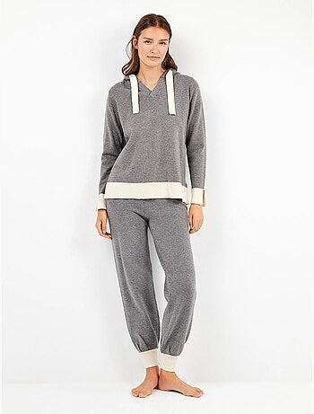 Conjunto bicolor a contraste de sudadera y pantalón en tejido tricot