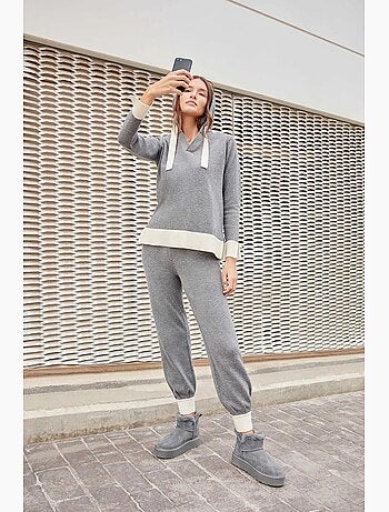 Conjunto bicolor a contraste de sudadera y pantalón en tejido tricot