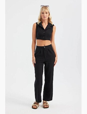 Conjunto coordinado de chaleco cropped con cuello en v y pantalón plisado de pernera recta hiccup