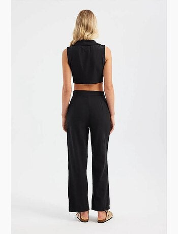 Conjunto coordinado de chaleco cropped con cuello en v y pantalón plisado de pernera recta hiccup