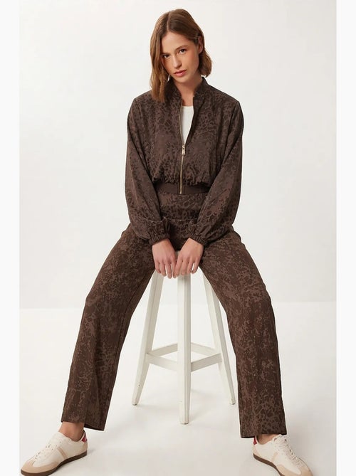 Conjunto coordinado de estampado de leopardo de cintura alta con cuello bomber istanbul - Kiabi Conjunto coordinado de estampado de leopardo de cintura alta con cuello bomber istanbul - Kiabi