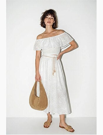 Conjunto de blusa bordada con escote bardot y falda midi lucci
