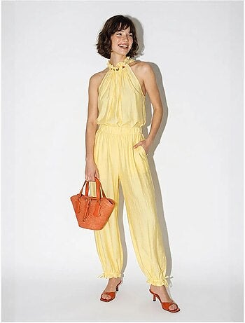 Conjunto de blusa halter y pantalones de tiro alto lucci