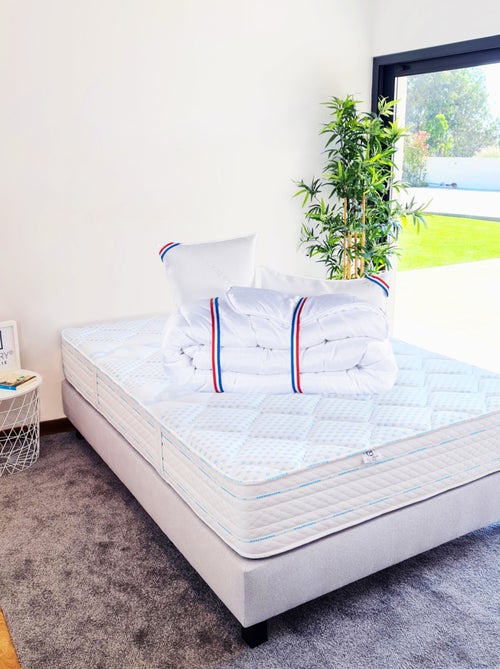 Conjunto de cama con colchón de espuma viscoelástica de 24 cm + somier gris + almohadas + edredón - Kiabi Conjunto de cama con colchón de espuma viscoelástica de 24 cm + somier gris + almohadas + edredón - Kiabi