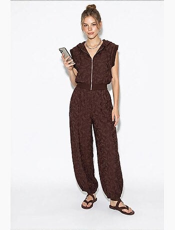 Conjunto de chaleco con capucha estampado y pantalones de pernera ancha lucci