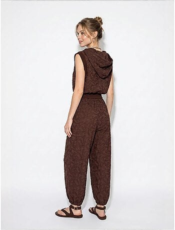 Conjunto de chaleco con capucha estampado y pantalones de pernera ancha lucci