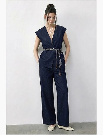 Conjunto de chaleco con escote en v con cinturón y pantalón de pernera ancha lucci