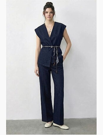 Conjunto de chaleco con escote en v con cinturón y pantalón de pernera ancha lucci