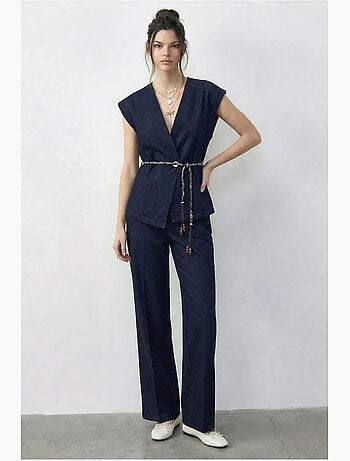 Conjunto de chaleco con escote en v con cinturón y pantalón de pernera ancha lucci