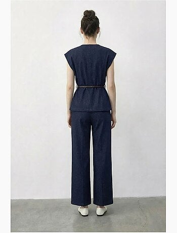 Conjunto de chaleco con escote en v con cinturón y pantalón de pernera ancha lucci