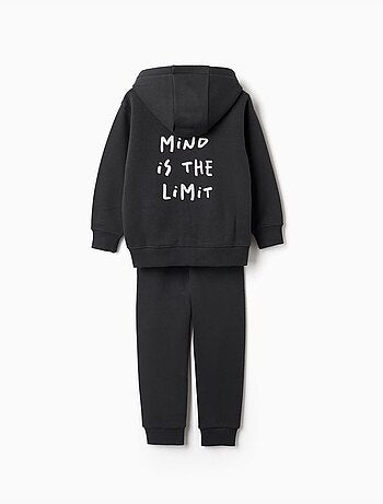 Conjunto de chaqueta con capucha y un pantalón perchados