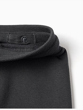 Conjunto de chaqueta con capucha y un pantalón perchados