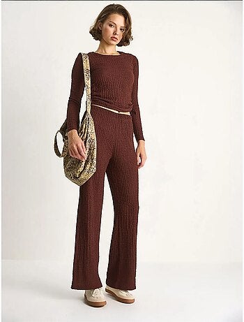 Conjunto de dos piezas ajustado con pantalones acampanados lucci