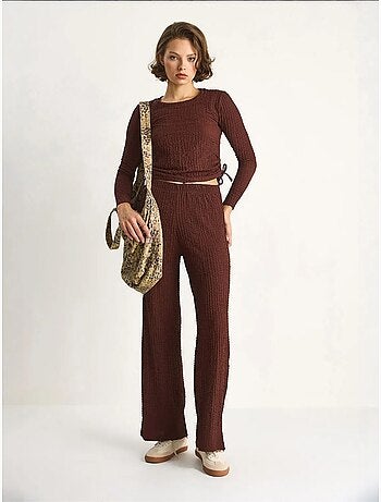 Conjunto de dos piezas ajustado con pantalones acampanados lucci