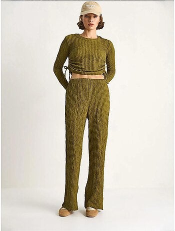 Conjunto de dos piezas ajustado con pantalones acampanados lucci