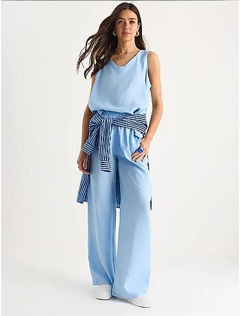 Conjunto de dos piezas con blusa de tirantes y cuello en v y pantalón palazzo lucci