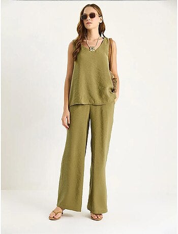 Conjunto de dos piezas con blusa de tirantes y cuello en v y pantalón palazzo lucci