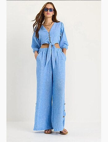 Conjunto de dos piezas con blusa y pantalón abotonado con detalle de lazo de bianco lucci