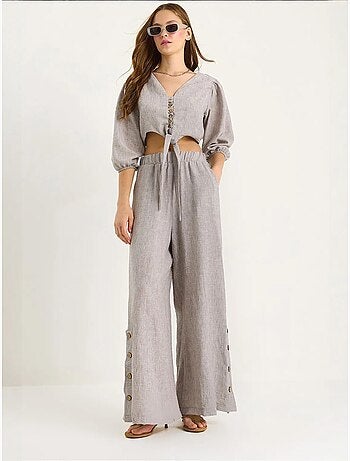 Conjunto de dos piezas con blusa y pantalón abotonado con detalle de lazo de bianco lucci