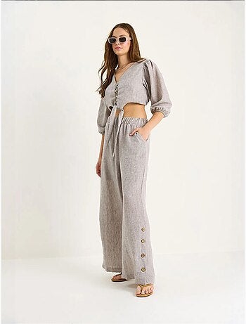 Conjunto de dos piezas con blusa y pantalón abotonado con detalle de lazo de bianco lucci
