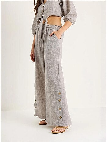 Conjunto de dos piezas con blusa y pantalón abotonado con detalle de lazo de bianco lucci