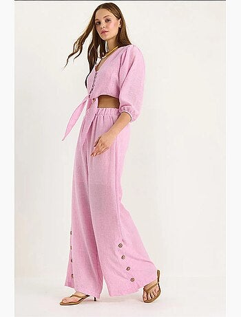 Conjunto de dos piezas con blusa y pantalón abotonado con detalle de lazo de bianco lucci