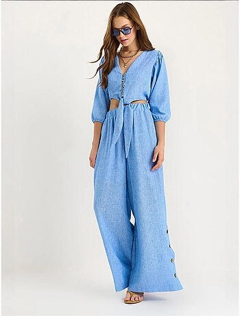 Conjunto de dos piezas con blusa y pantalón abotonado con detalle de lazo lucci