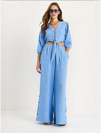 Conjunto de dos piezas con blusa y pantalón abotonado con detalle de lazo lucci