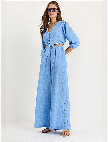 Conjunto de dos piezas con blusa y pantalón abotonado con detalle de lazo lucci