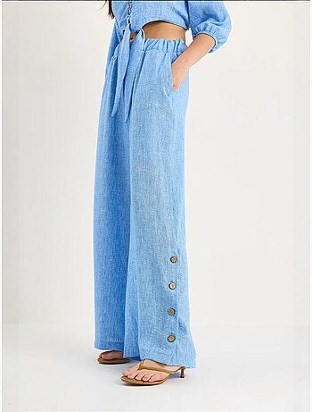 Conjunto de dos piezas con blusa y pantalón abotonado con detalle de lazo lucci