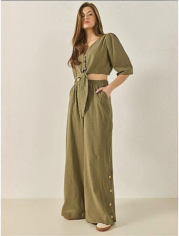 Conjunto de dos piezas con blusa y pantalón abotonado con detalle de lazo lucci