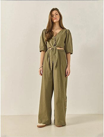 Conjunto de dos piezas con blusa y pantalón abotonado con detalle de lazo lucci