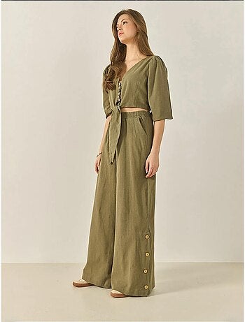 Conjunto de dos piezas con blusa y pantalón abotonado con detalle de lazo lucci