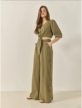 Conjunto de dos piezas con blusa y pantalón abotonado con detalle de lazo lucci