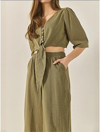 Conjunto de dos piezas con blusa y pantalón abotonado con detalle de lazo lucci