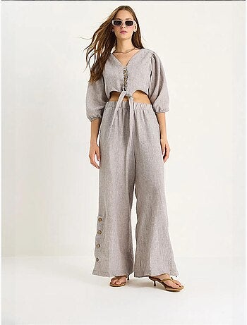 Conjunto de dos piezas con blusa y pantalón abotonado con detalle de lazo lucci