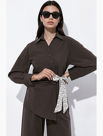 Conjunto de dos piezas con camisa de cuello cruzado y pantalón ancho hiccup