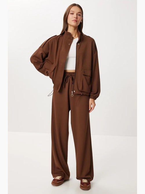 Conjunto de dos piezas con chaqueta con detalle de bolsillo y pantalón de pierna ancha istanbul - Kiabi Conjunto de dos piezas con chaqueta con detalle de bolsillo y pantalón de pierna ancha istanbul - Kiabi