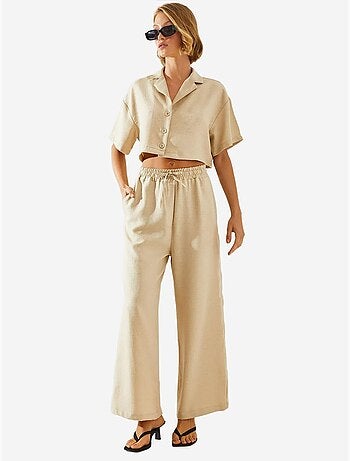 Conjunto de dos piezas con top corto, pantalón abotonado y bolsillos de bianco lucci