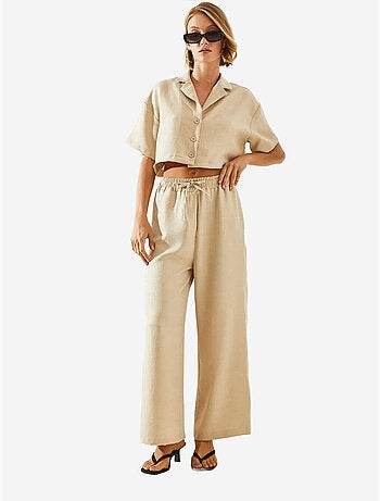 Conjunto de dos piezas con top corto, pantalón abotonado y bolsillos de bianco lucci