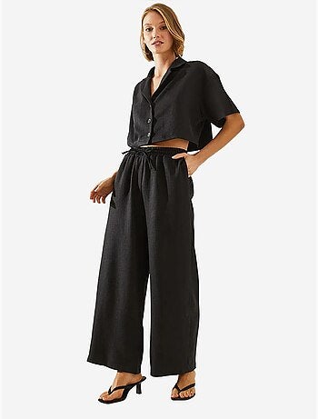 Conjunto de dos piezas con top corto, pantalón abotonado y bolsillos de bianco lucci