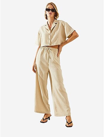 Conjunto de dos piezas con top corto, pantalón abotonado y bolsillos lucci
