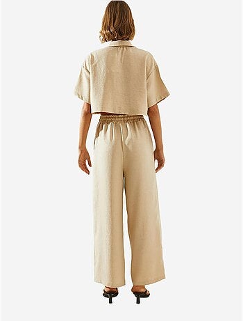 Conjunto de dos piezas con top corto, pantalón abotonado y bolsillos lucci