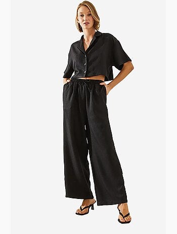 Conjunto de dos piezas con top corto, pantalón abotonado y bolsillos lucci