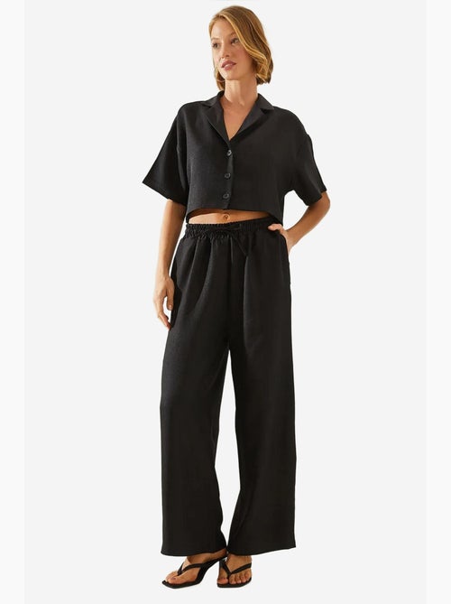Conjunto de dos piezas con top corto, pantalón abotonado y bolsillos lucci - Kiabi Conjunto de dos piezas con top corto, pantalón abotonado y bolsillos lucci - Kiabi