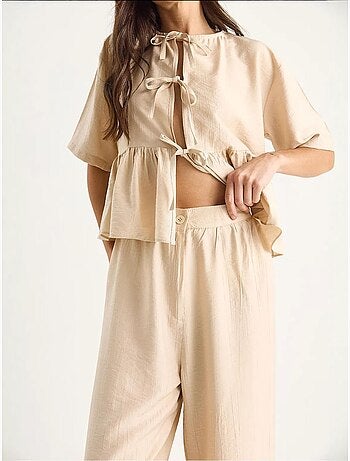 Conjunto de dos piezas de blusa y pantalón de manga corta con detalle de lazo de bianco lucci