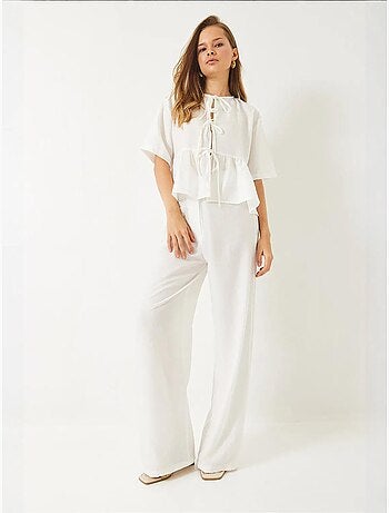 Conjunto de dos piezas de blusa y pantalón de manga corta con detalle de lazo de bianco lucci