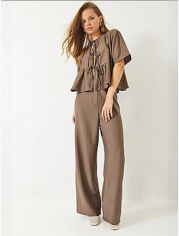 Conjunto de dos piezas de blusa y pantalón de manga corta con detalle de lazo de bianco lucci
